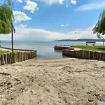 Willa Elizabeth Vendeghaz Balatonfuzfon A Strandnal