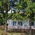 Willa Elizabeth Vendeghaz Balatonfuzfon A Strandnal *