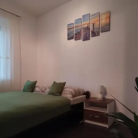 Elizabeth Vendeghaz Balatonfuzfon A Strandnal *