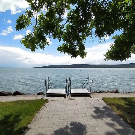 Elizabeth Vendeghaz Balatonfuzfon A Strandnal Balatonfuzfo