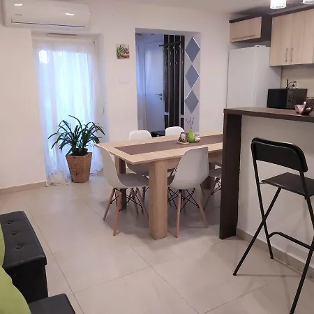 Elizabeth Vendeghaz Balatonfuzfon A Strandnal