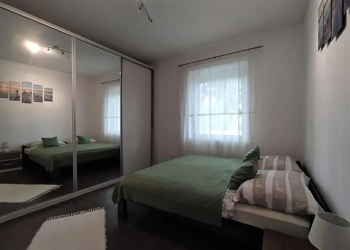 Elizabeth Vendeghaz Balatonfuzfon A Strandnal * Балатонфюзфё