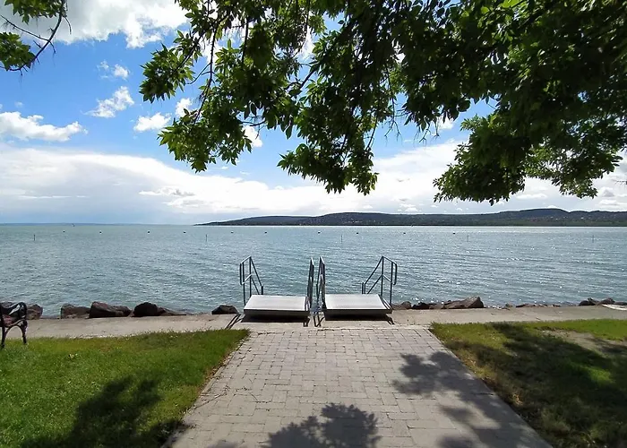 Elizabeth Vendeghaz Balatonfuzfon A Strandnal Балатонфюзфё
