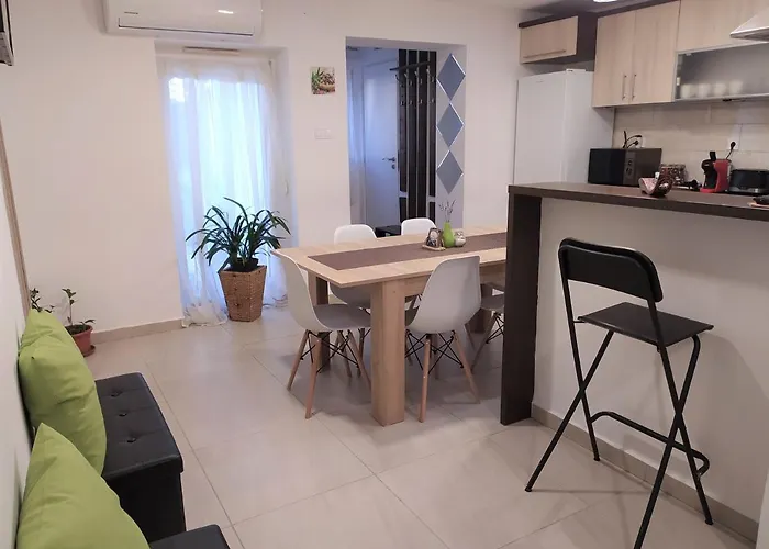 Elizabeth Vendeghaz Balatonfuzfon A Strandnal