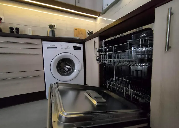 Elizabeth Vendeghaz Balatonfuzfon A Strandnal * Балатонфюзфё